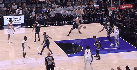 无解！约基奇予取予求一球未失！
在今天NBA常规赛掘金对阵国王的第一节比赛中，约