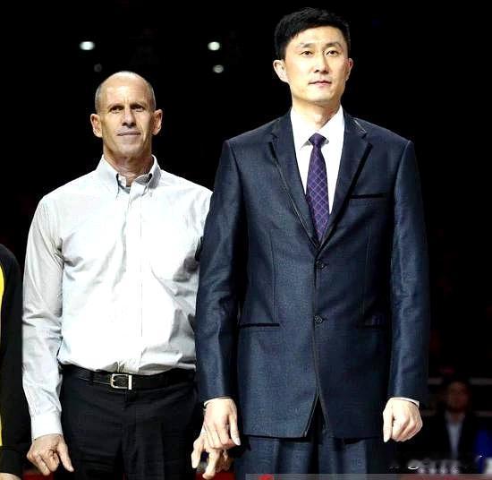 外教入驻！
曾任深圳、新疆队主帅的戈尔，预计将加入山东男篮教练组担任助教。
戈尔