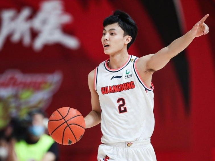 徐杰真敢放权！5次传球喂出个新星，宏远未来大脑找到了

宏远眼下更需要的不是一场