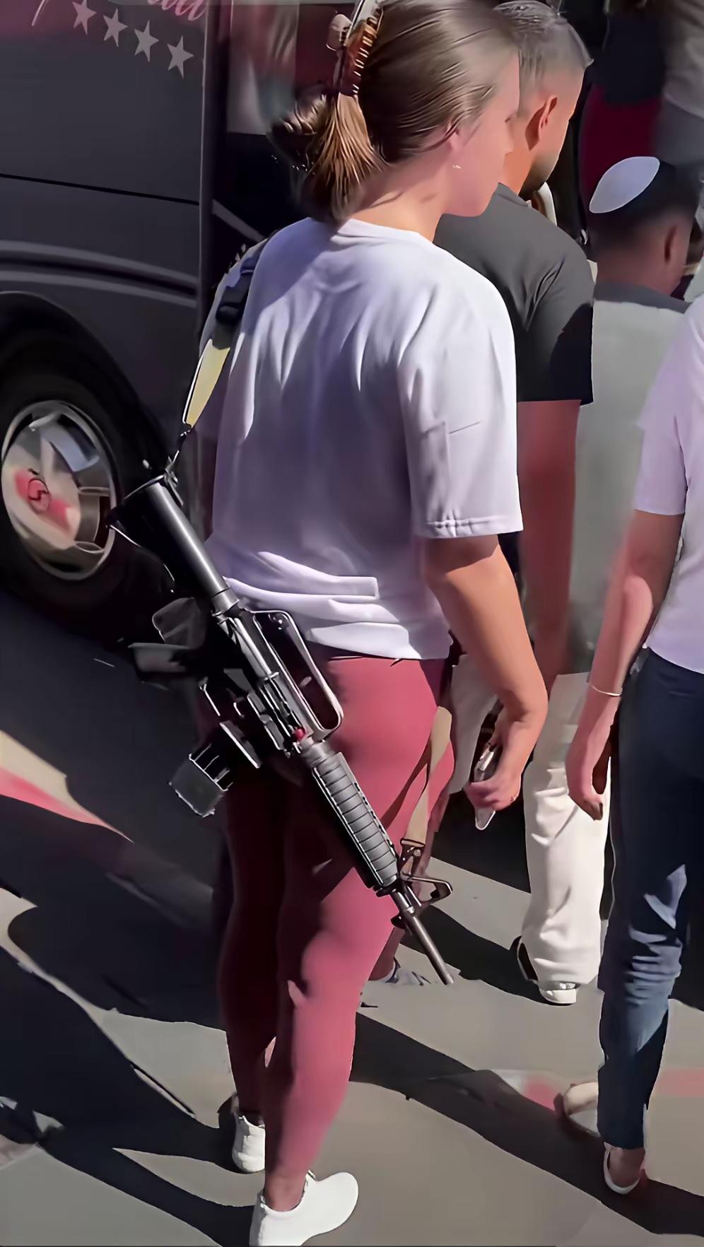 以色列女兵带枪逛街，既爱红妆又爱武装。全民持枪。