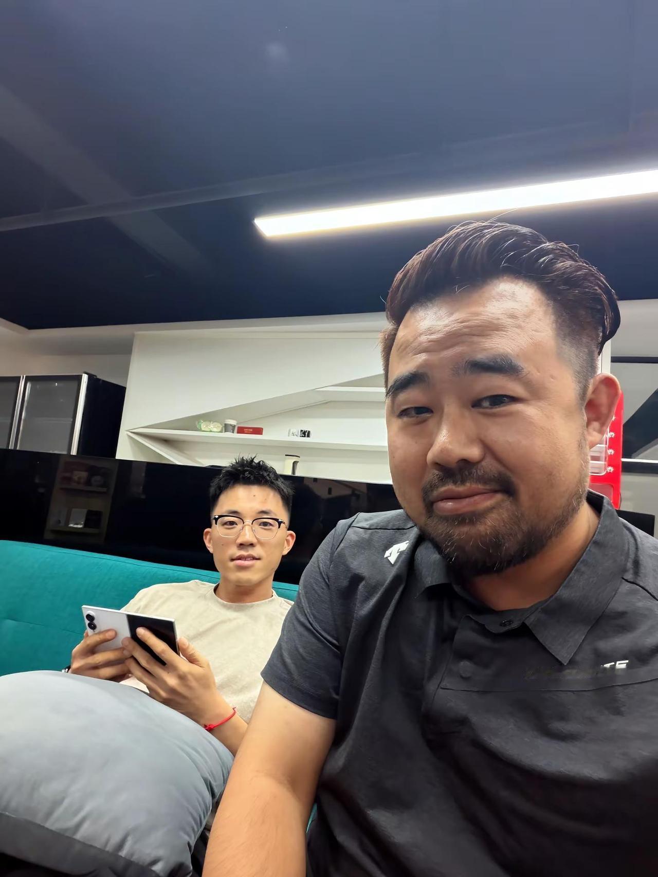 老胡最近有偶像包袱了啊。一个瘦了一个黑了，一个变老了一个变嫩了