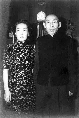 杜维善回忆  我的庶母孟小冬  十三

二姐美霞是孟小冬义女，抗战时便去北平陪她