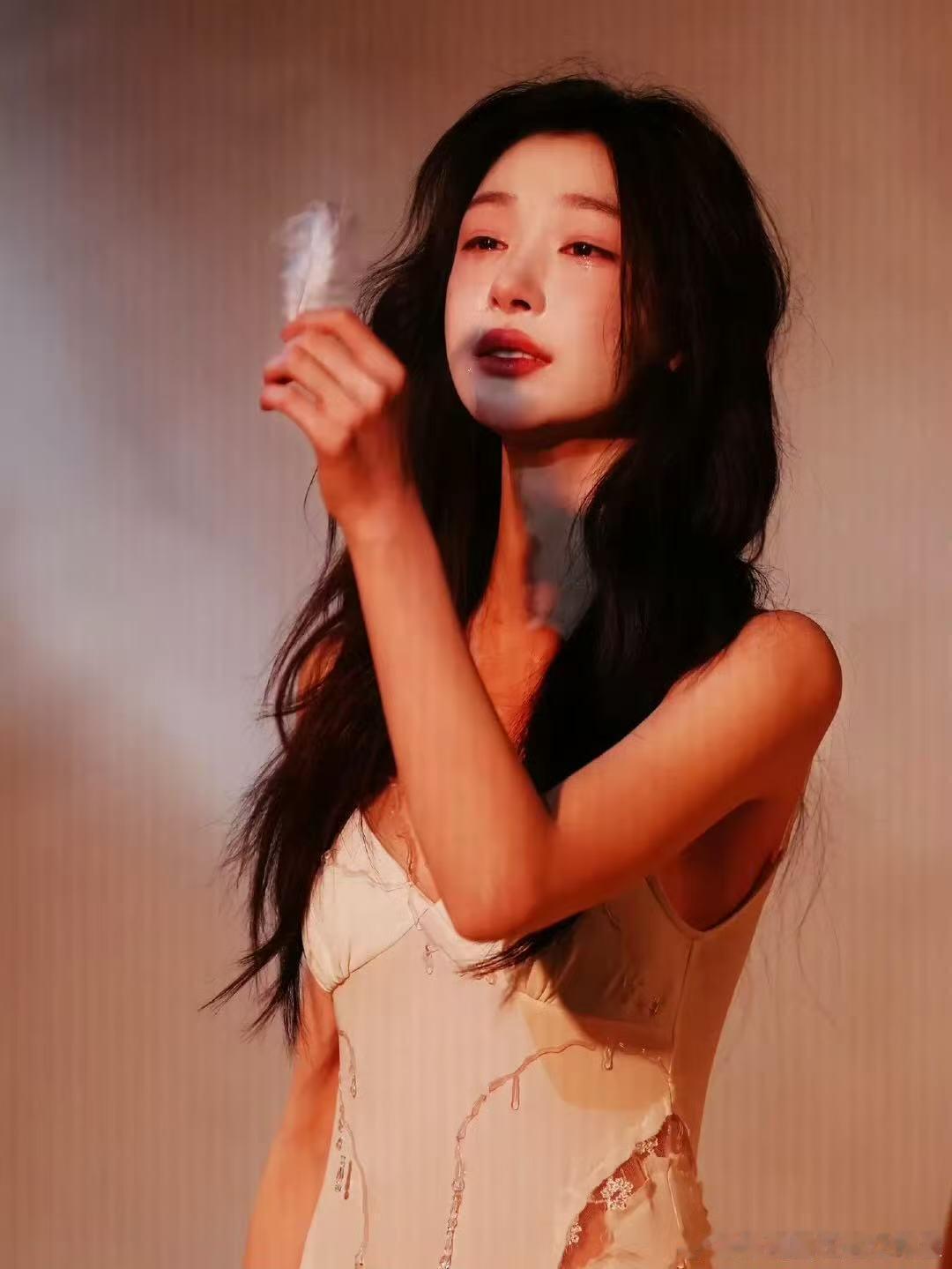 易梦玲话剧首演剧照 ​​​易梦玲居然演了郝蕾的话剧！！！好美！！！期待她的表现～