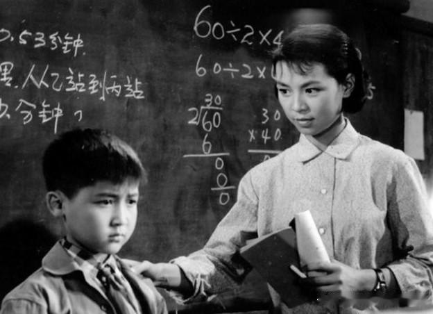 这个老师有点面熟。