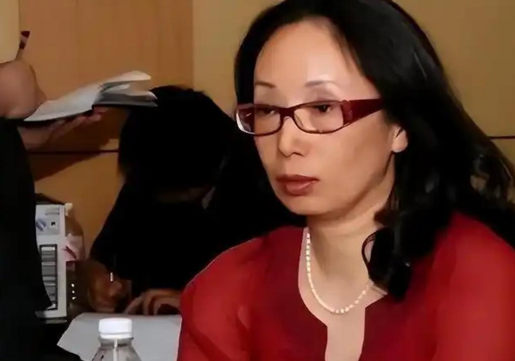 百亿身家女老板事业功成名就，却遭遇丈夫主动提离婚，成为罕见的豪门婚恋奇闻。
 