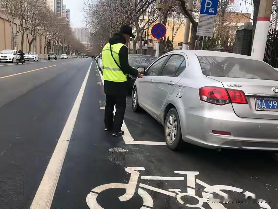 🚲2026年，电动车占机动车道频发，不是车主不要命，是非机动车道真的没法走：宽