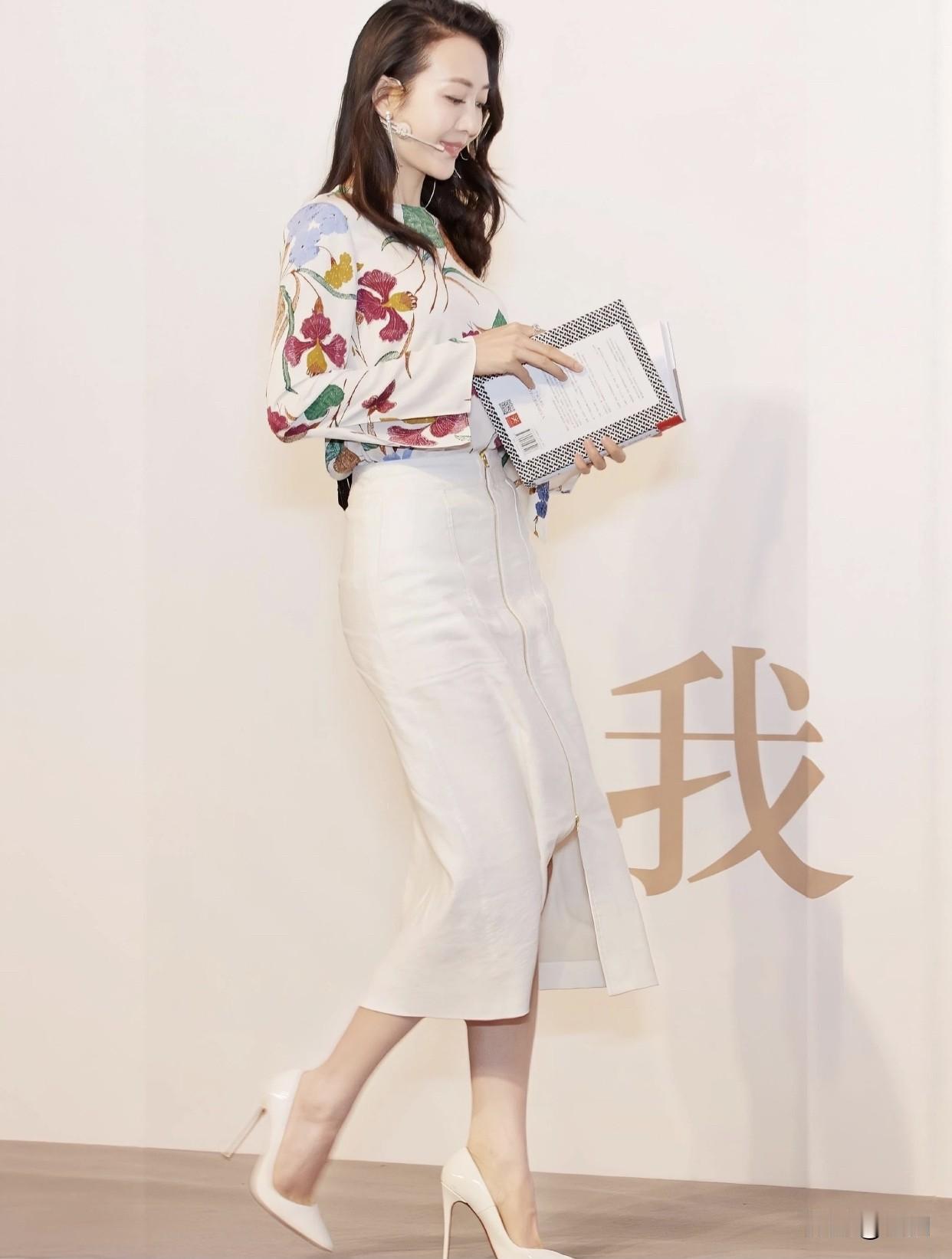 什么样的女人才是真正的魅力女人?王鸥就是很好的例子。
王鸥的颜值不是那种一眼惊艳