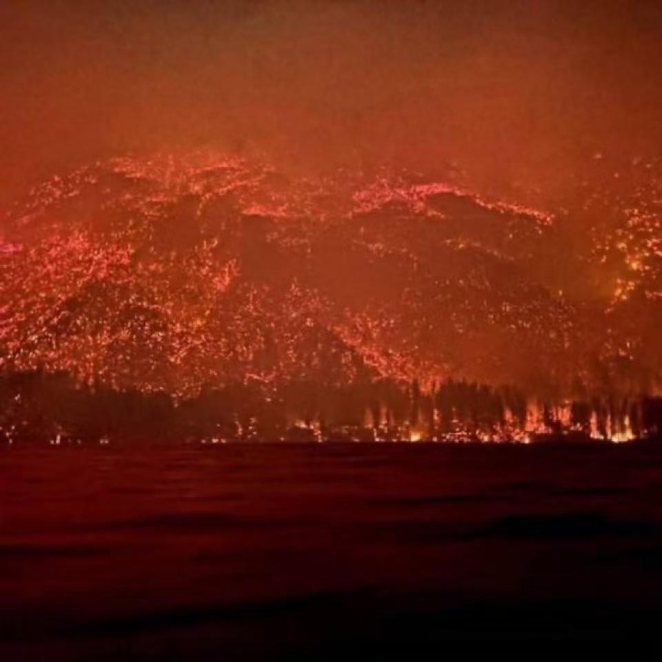 两名来自以色列的游客在阿根廷点燃了森林，这片位于阿根廷南部安第斯山脉的大火持续蔓