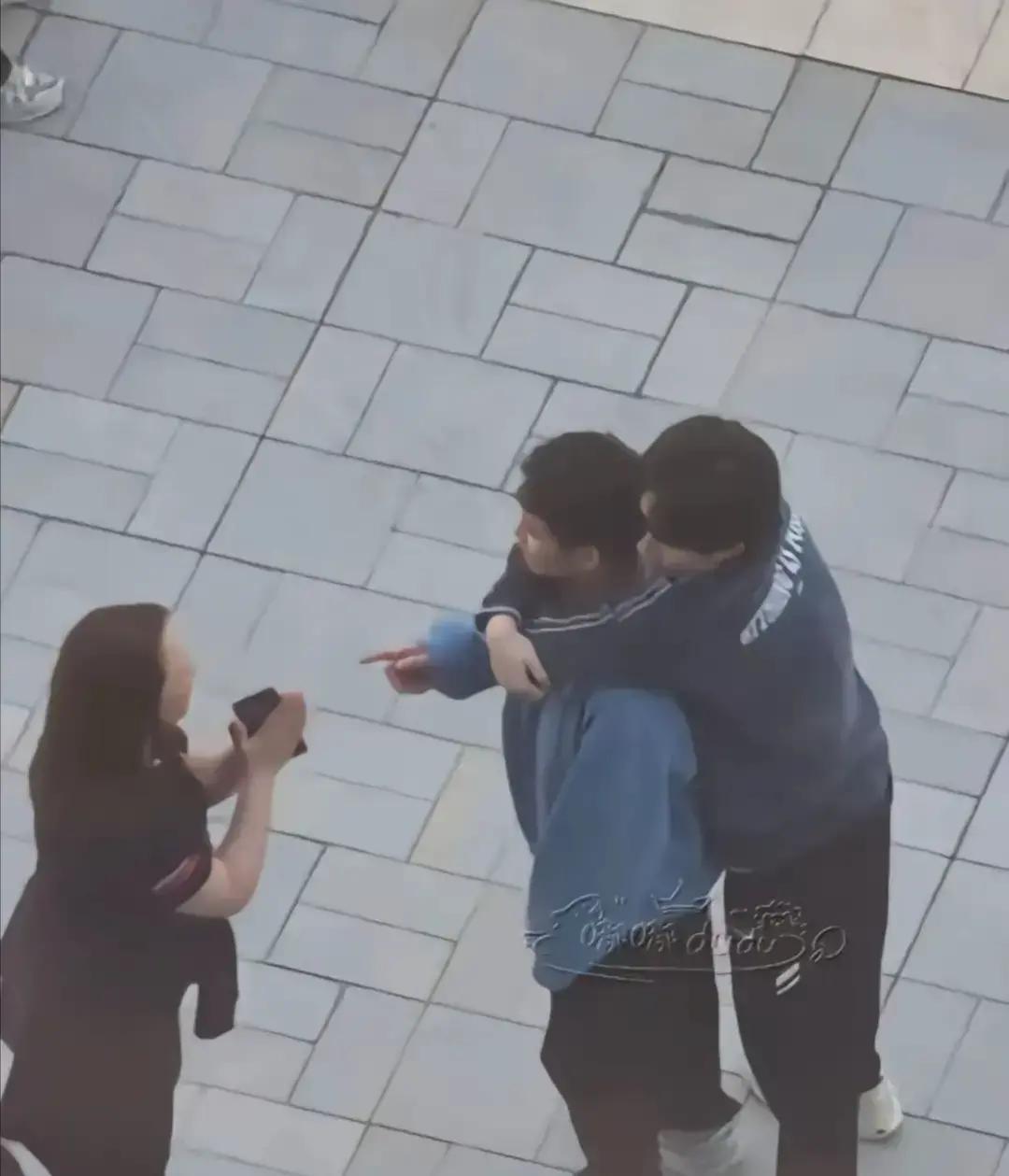 那个“拜托”的手势一晃，我就懂了。
 
这哪是去打总决赛，分明是被逼着演了一出“