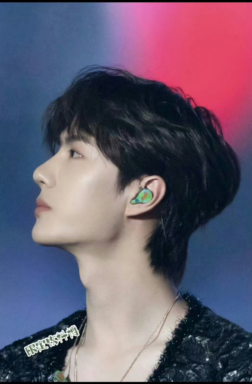 王一博挺不上镜的人群当中真的会一眼特别出众 