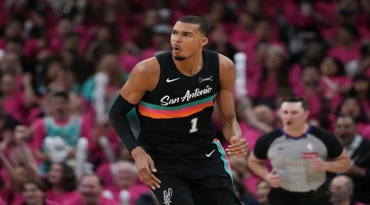 nba篮球 波特兰开拓者近期状态明显升温，这轮系列赛前两战成功把比分追成1比1，