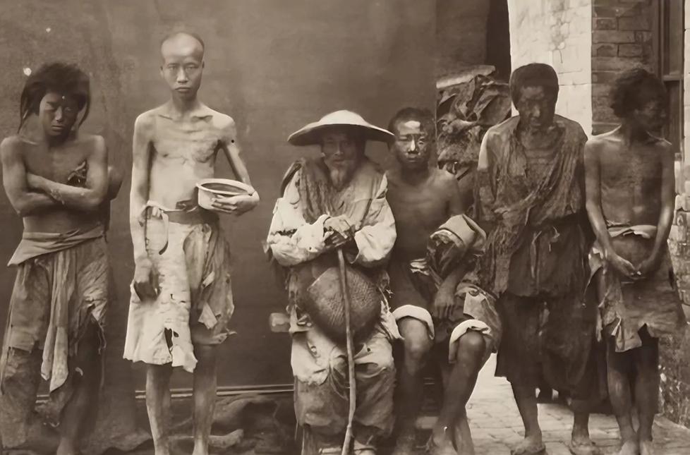 1959年尤太忠回光山老家，村口撞见亲哥尤太俊，衣衫破烂、端着破碗，正要出门讨饭