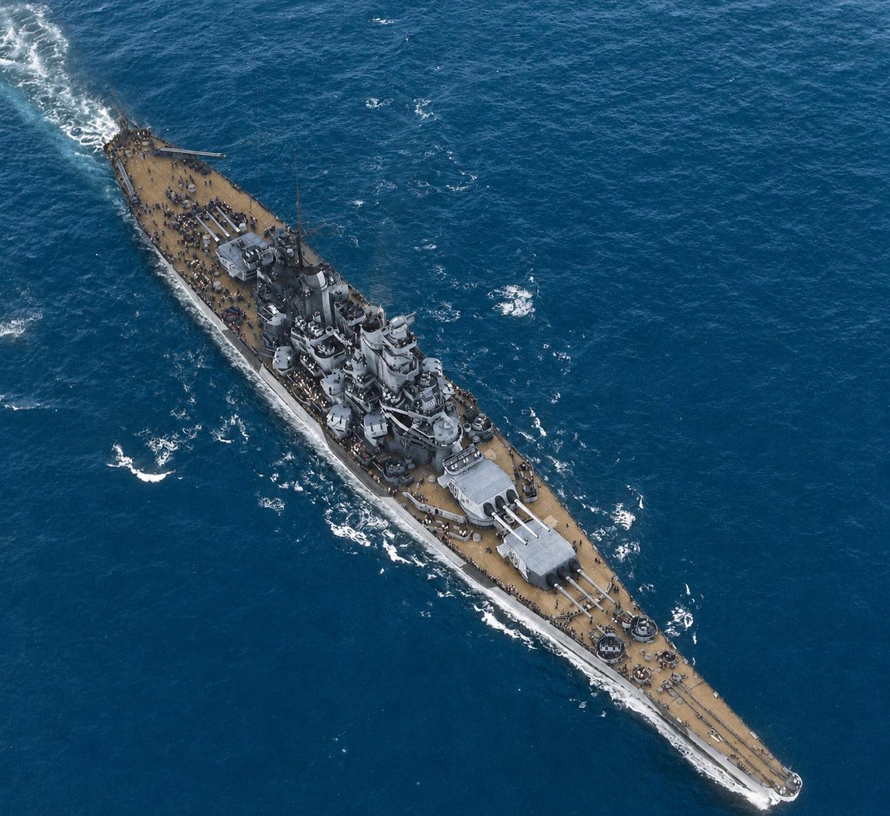 1944年6月10日，太平洋上航行中的“衣阿华”号战列舰（USS Iowa）航拍