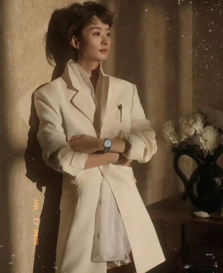 赵丽颖《ELLE》新封：复古光影下的“韧”性绽放

赵丽颖再度惊艳亮相《ELLE