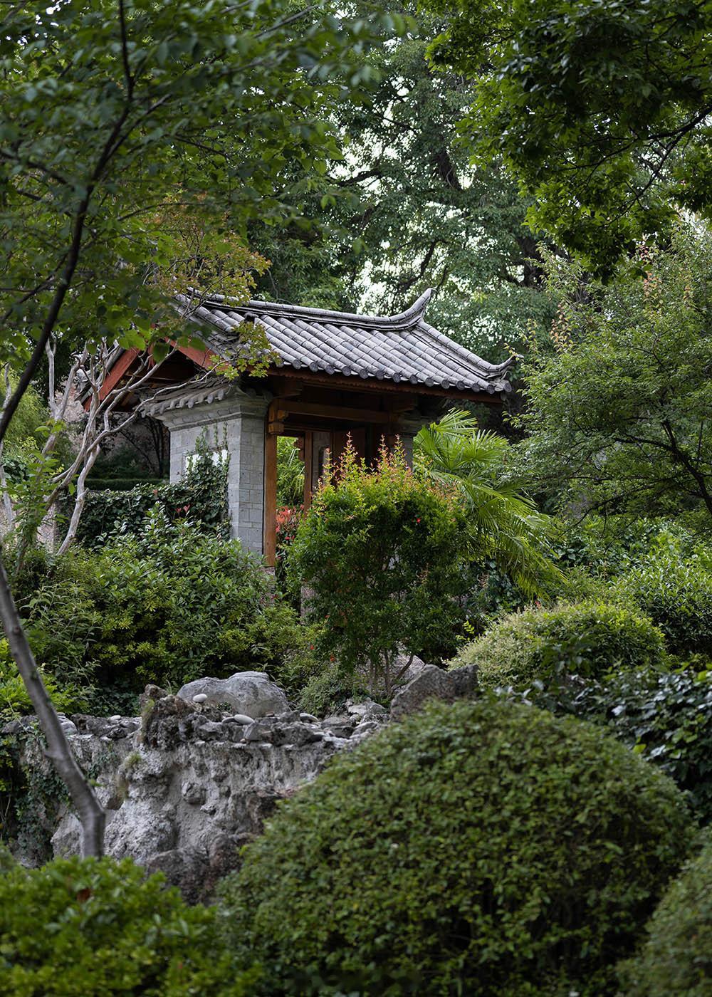 长夏渐至，绿意在山林、古城与庭院之间缓缓铺展。安缦位于中国的三处目的地：杭州法云