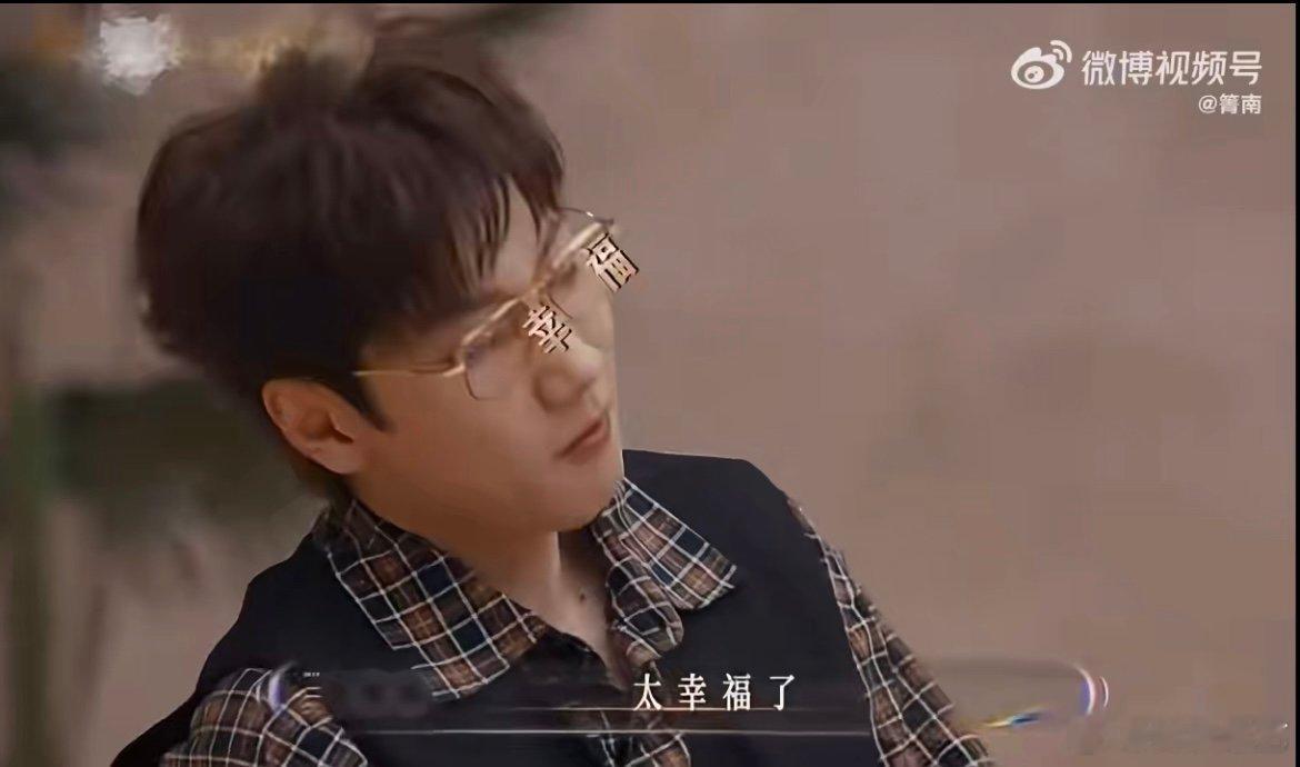 救命！汪苏泷仰头吃东西的画面太绝了！控糖宣言说倒就倒，吃到美食后的仰头瞬间，下颌