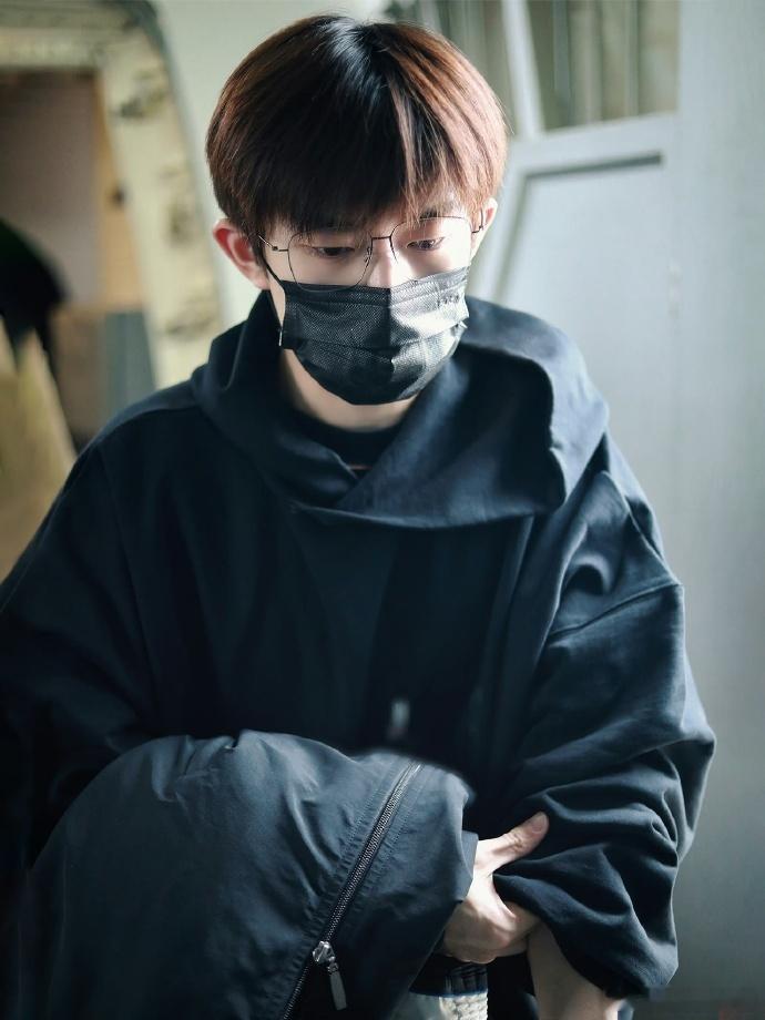 #易烊千玺眼镜适配度#我真的超级无敌喜欢易烊千玺啊，看到他和眼镜的适配度也是拉满