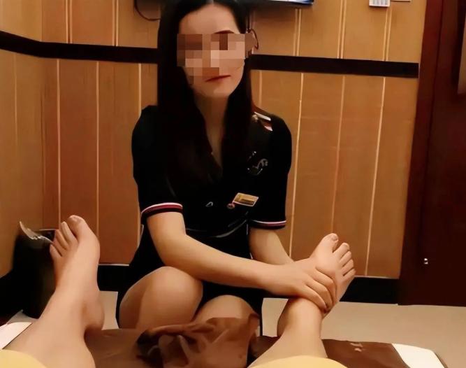 “活该！”湖北，男子酒后到一足疗店按摩，期间，多次拍打女技师的大腿内侧。女技师想