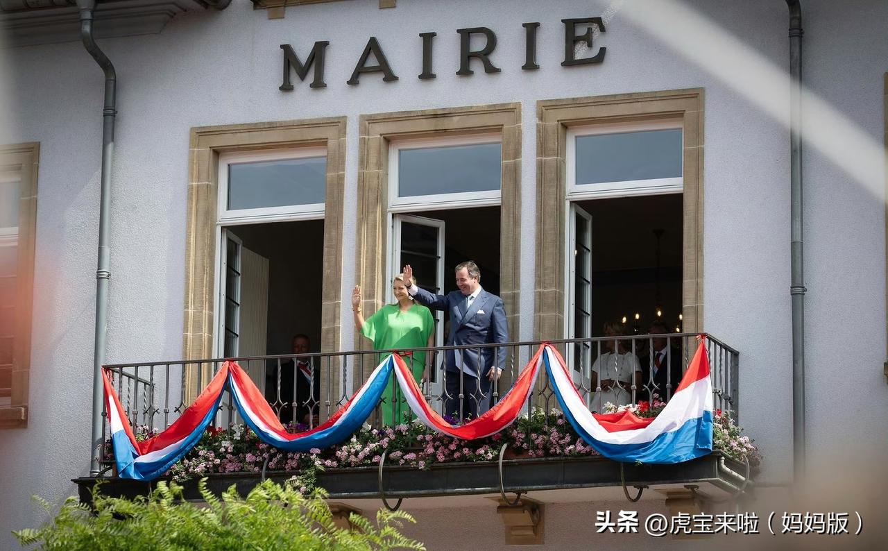 大公夫妇继续全国巡游，今天访问了伊尔文市！绿色套装的斯蒂芬妮依旧是岁月静好的模样