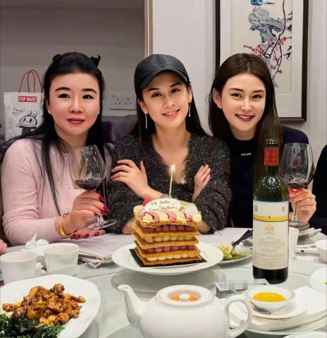 黄圣依和闺蜜庆祝43岁生日，打扮看起来真的很漂亮 