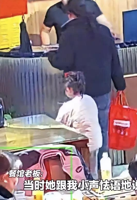 泪目了。山东，一位母亲给孩子看完病后，身无分文，走进餐馆怯生生地对老板说：“能不