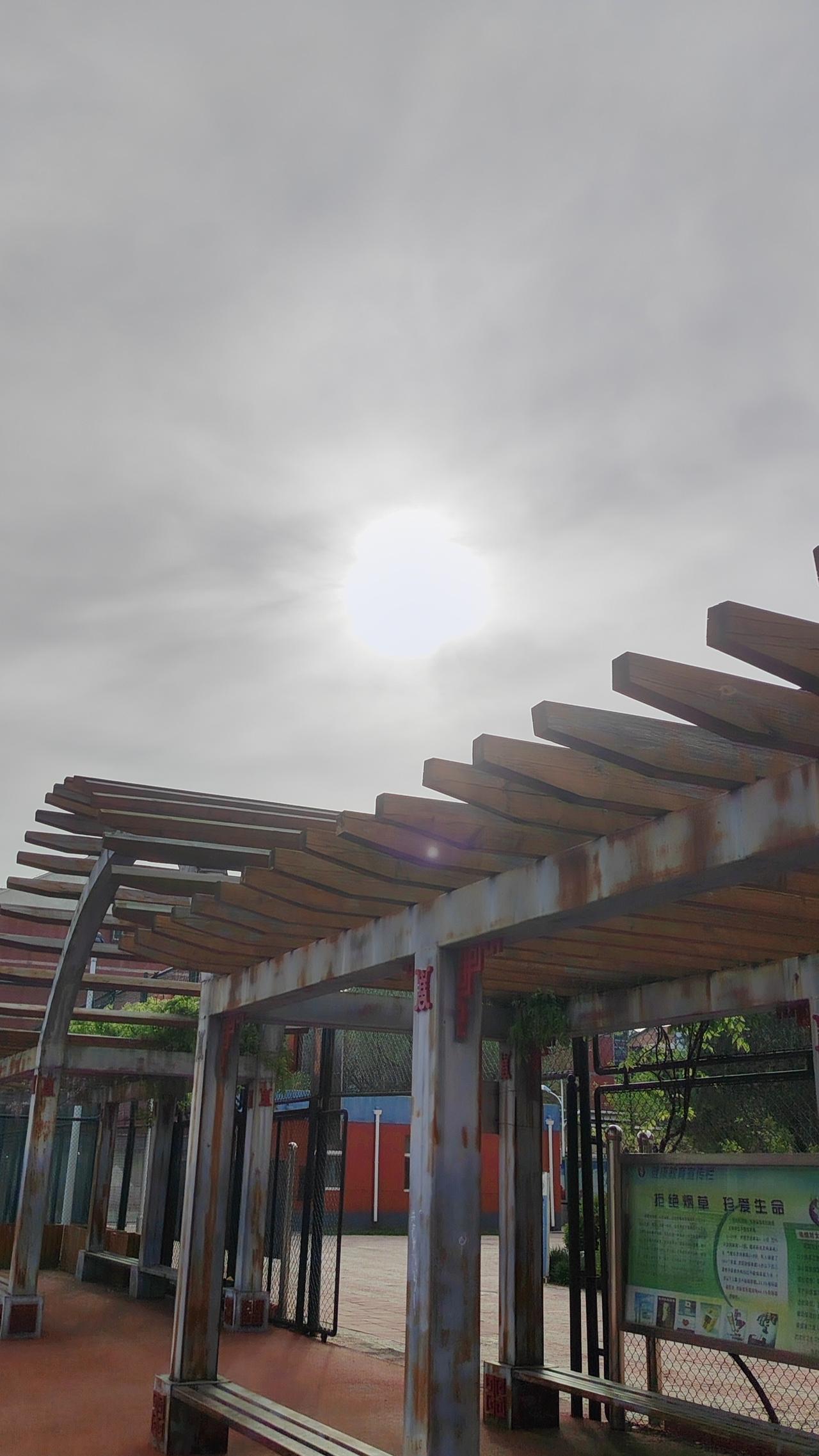 事上磨练，方立得住：一位工匠在雕琢一块璞玉时，玉石突然裂开了一道缝。他没有放弃，