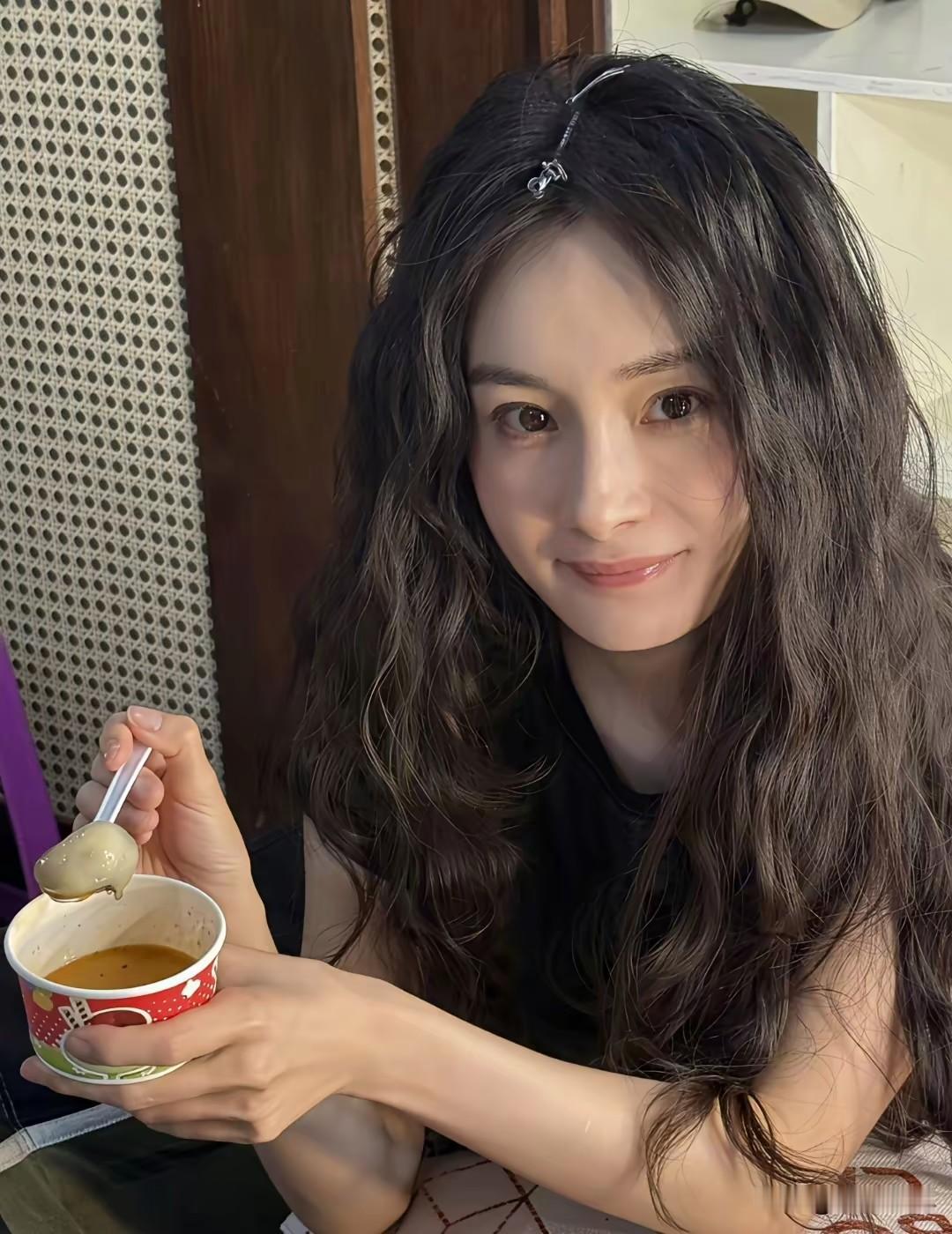杨幂素颜随拍状态绝了！

一身简约黑色短袖，没有繁复妆容加持，尽显清爽松弛感，蓬