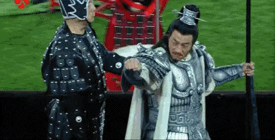 苏超宿迁队把何润东请来了，他再次扮演项羽出场复刻的好像还是当年演《楚汉传奇》那套