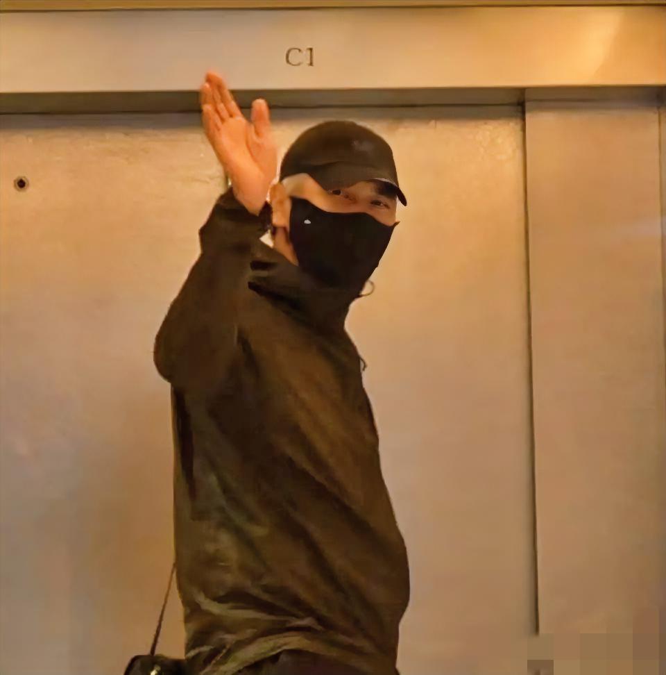 周润发，很讲义气的一个人，
低调现身看望许绍雄。
这么多明星去看望欢喜哥，足以证