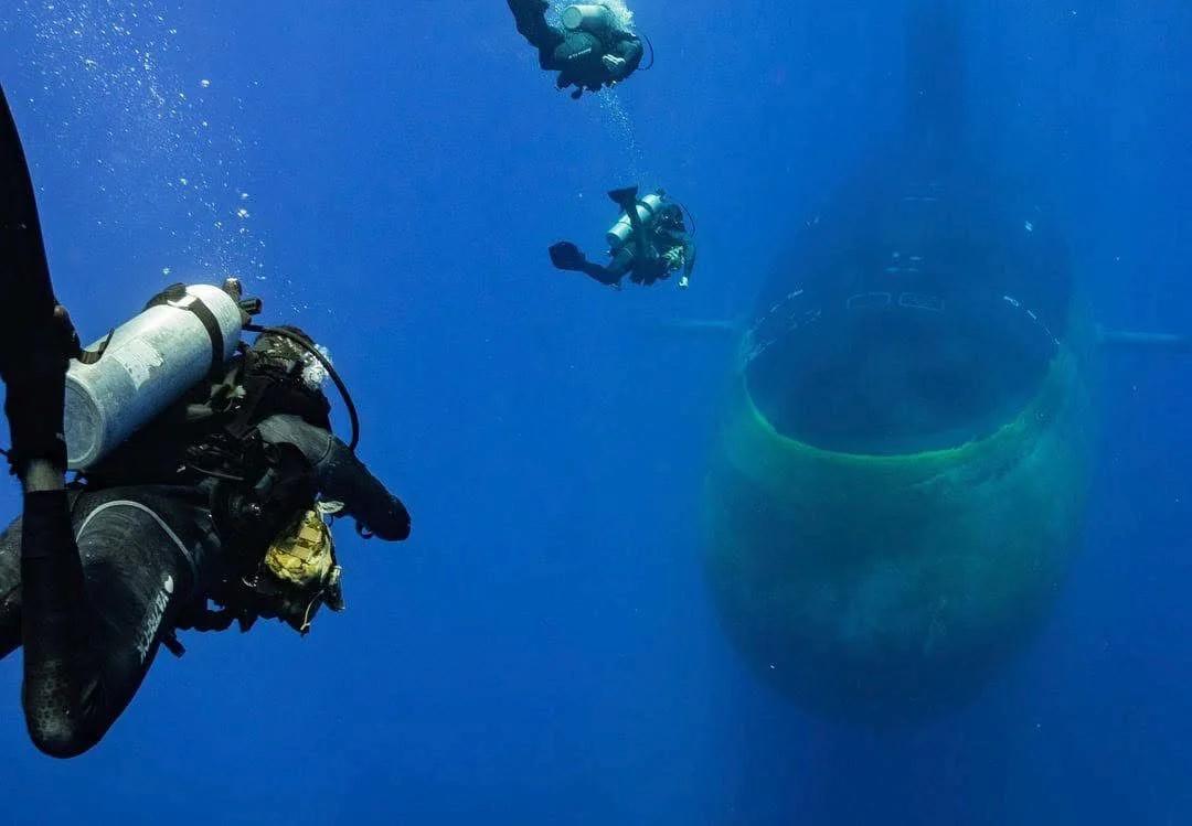 美国海豹突击队接近弗吉尼亚级核动力攻击潜艇北卡罗来纳号（SSN 777）。