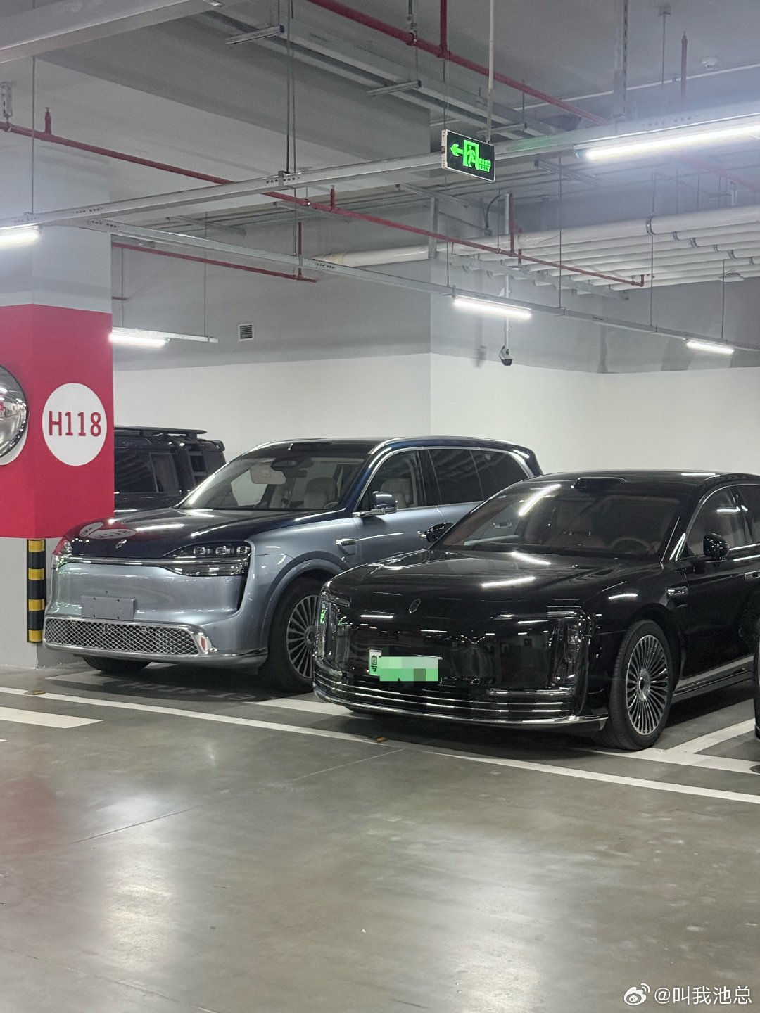 馆内正在开尊界V800发布会，馆外停车场，五步一台尊界S800，华为的车更是密密