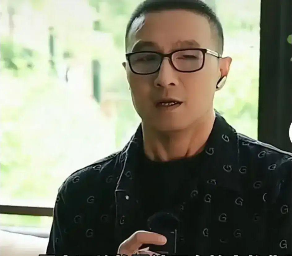 真不知道章子怡怎么会看上汪峰，这张脸也太丑了，眼睛小的都睁不开，老丑都让他占了。