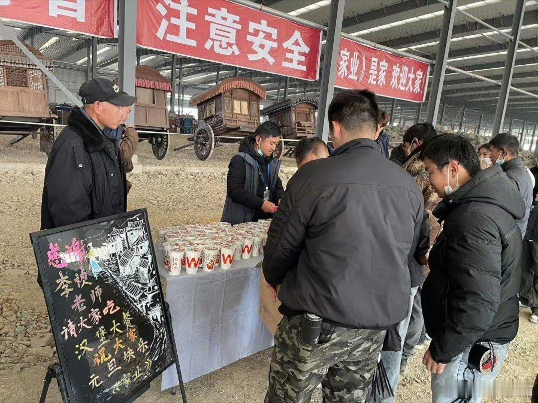 杨紫李祯请家业剧组吃汉堡   二位人真好啊，跨年夜请客吃汉堡，桃桃子羡慕了 