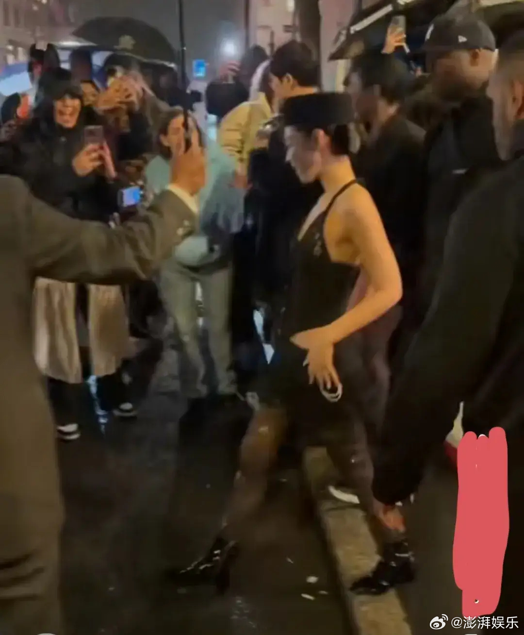 Jennie晚宴造型Jennie最新Gala晚宴造型太绝了！一袭低腰裙搭配精致小