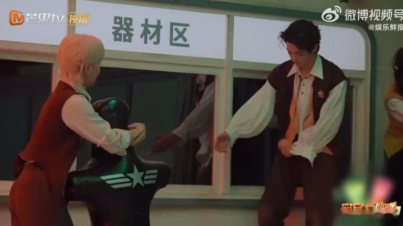 周笔畅毫无恐惧只有对新玩具兴奋谁还没看周笔畅闯密逃！眼里没半点怕，全是玩新玩具的