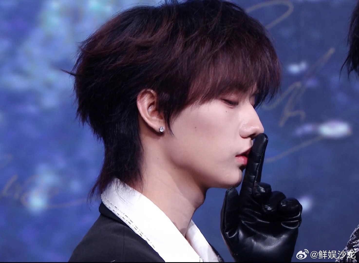 张子墨cos纪律委员 张子墨到底藏了什么小秘密！红毯全程比嘘的姿势，cos 纪律