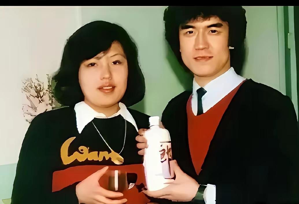 90年代李咏和哈文的婚宴老照片太珍贵🔥
二人是北京广播学院同班同学，校园相恋走