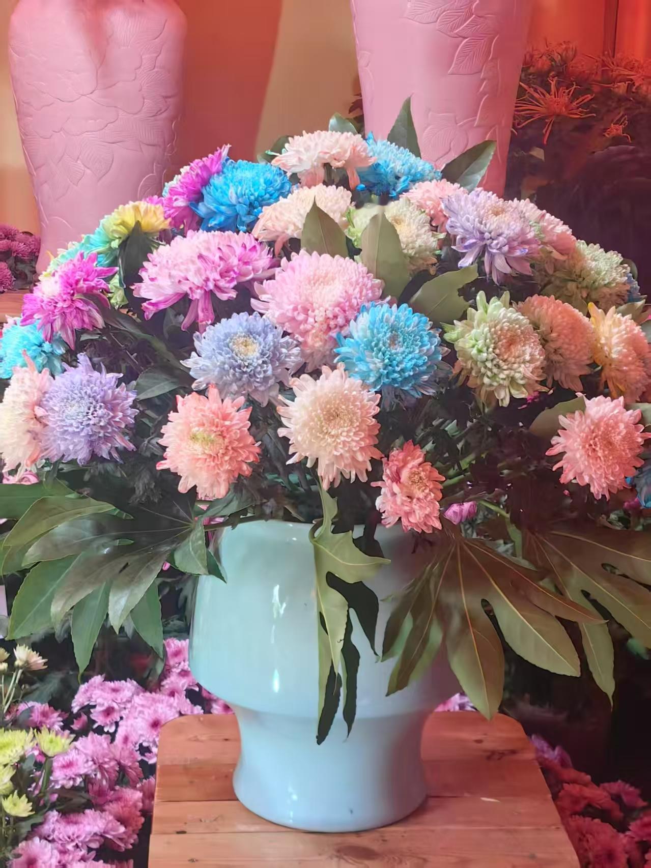 偶尔聊一下是朋友，天天聊天就是暧昧了！再说一万遍，男女之间没有纯友谊！
要么是单