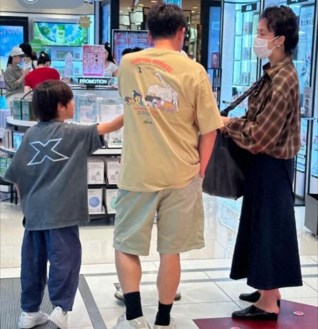 黄磊8岁儿子身高从网友在香港尖沙咀商场偶遇拍摄的照片中可以看到，黄磊儿子的身高已