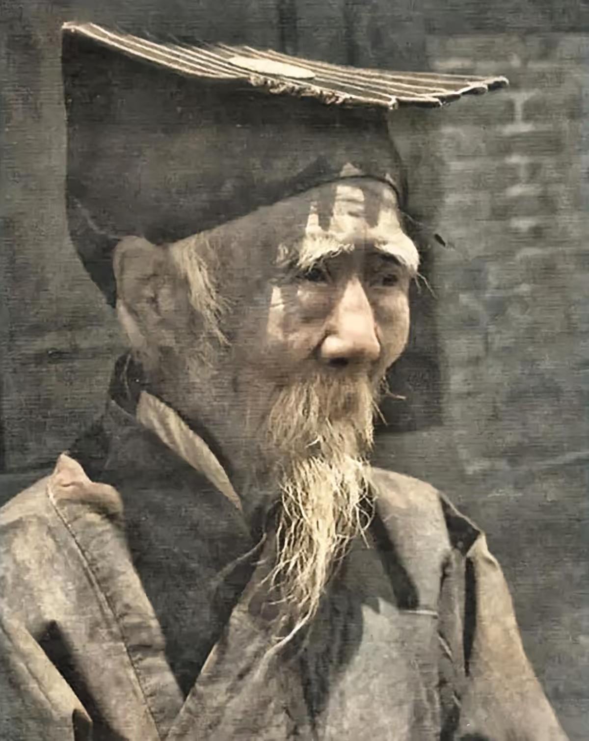 1937年，17岁战士深山迷路时，在古庙遇一位51岁老道，便想留下来养伤，老道却