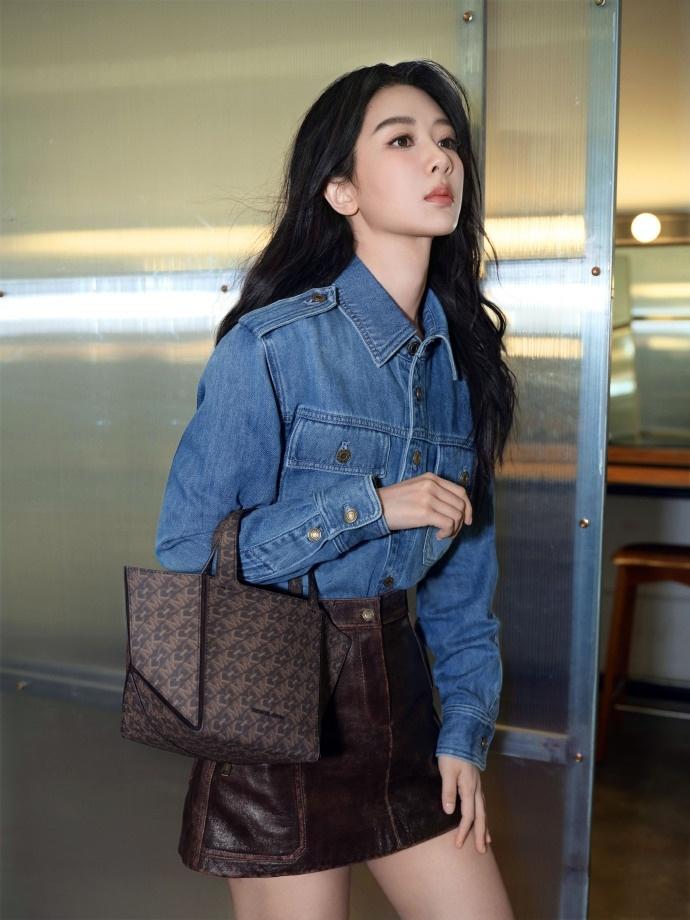#杨紫牛仔衬衫美拉德短裙# #杨紫碎花裙搭长靴# 杨紫牛仔衬衫美拉德短裙，是秋日