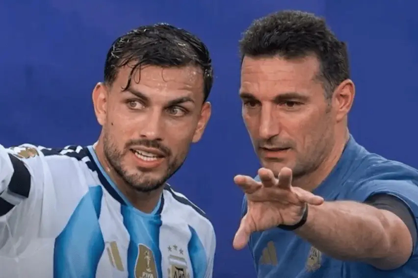【这不是段子：帕雷德斯和斯卡沟通换人】阿根廷在加时赛下半场开始时换上了中卫奥塔门