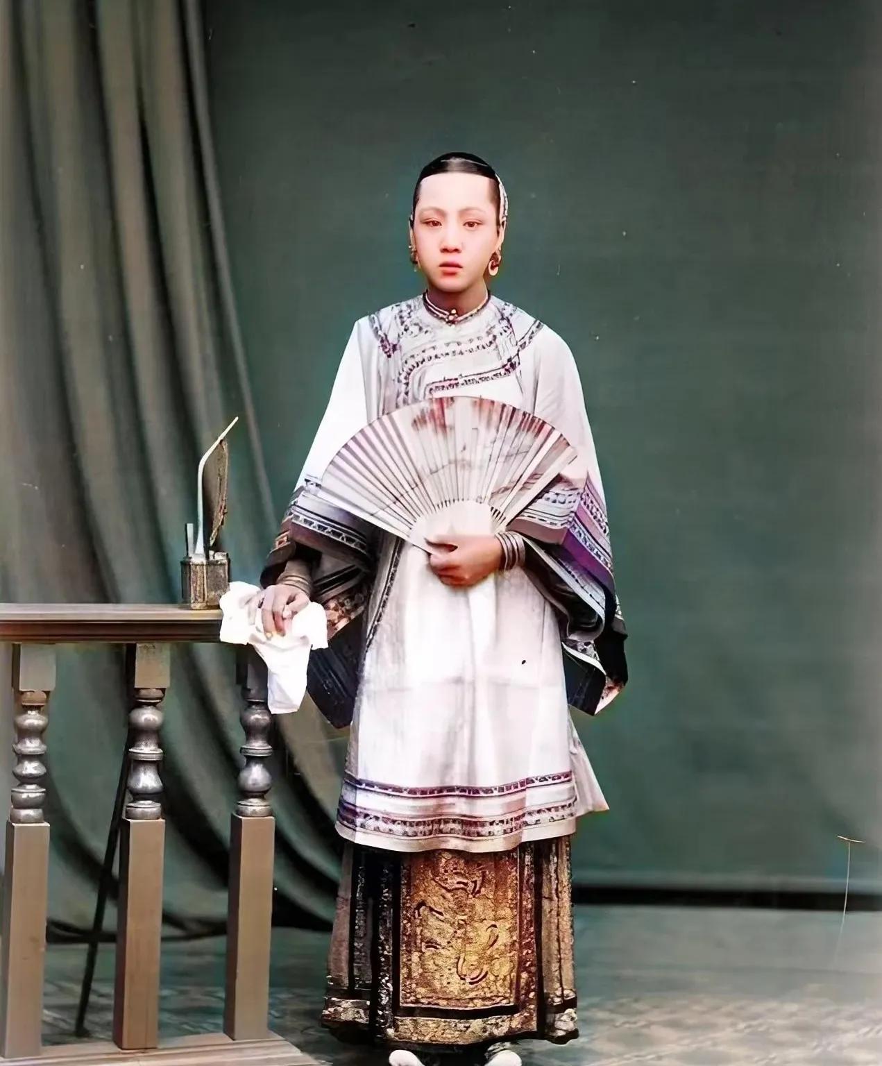 1892年，李鸿章让摄影师给最受他宠爱的侍妾冬梅拍下了这张珍贵的照片。

这张泛