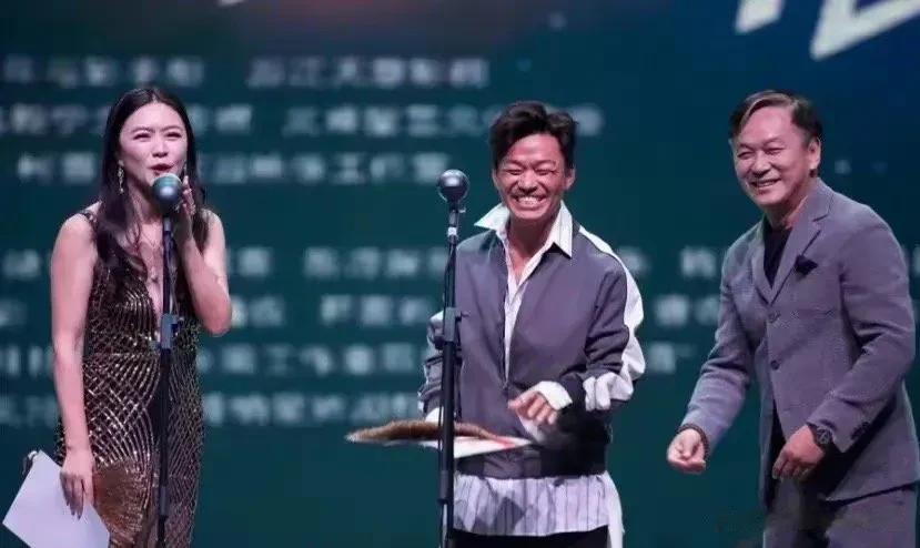 当年，王宝强只身去领金扫帚奖，台上他诚恳发言：“第一次拍电影没经验，我为什么愿意