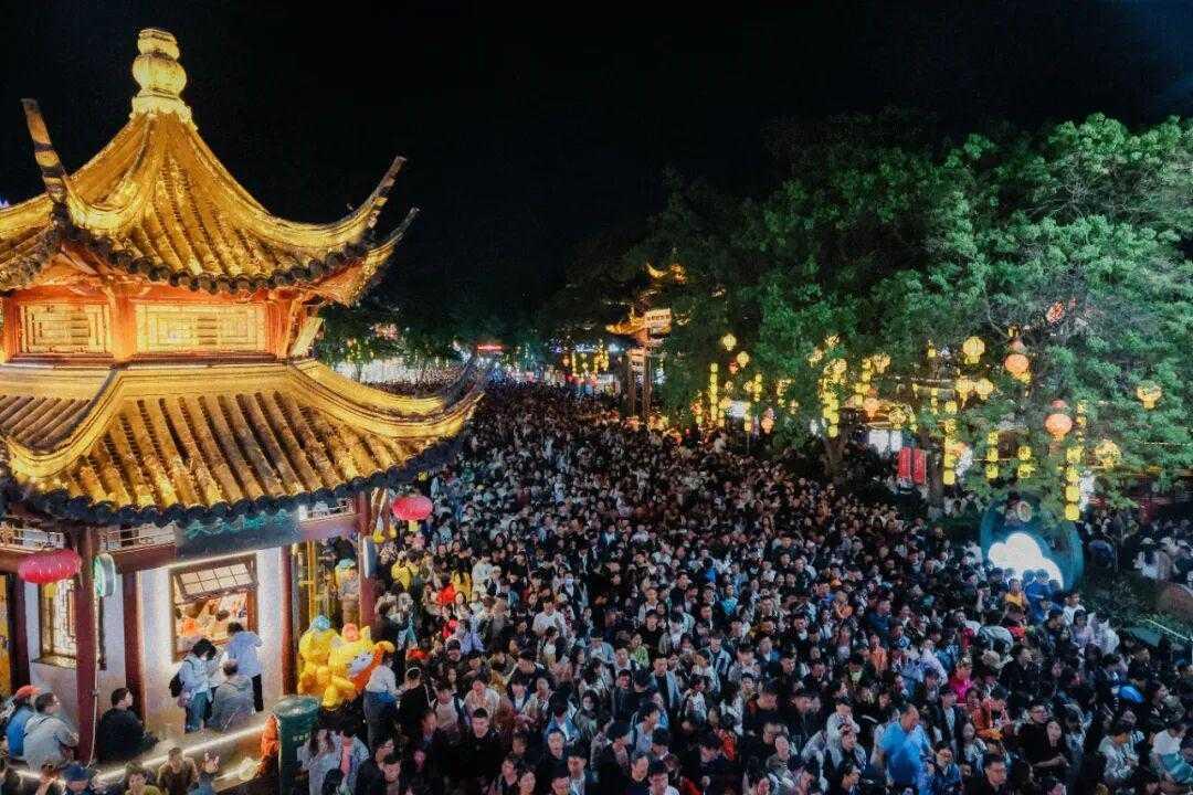 五一去南京夫子庙玩的人简直爆棚，单日客流破40万。人多就容易出状况，一天就走丢了