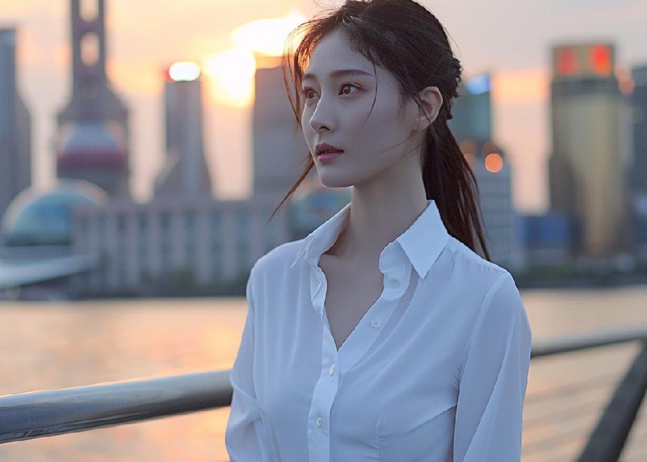 她第一次对他有心动的感觉是高中时的一场篮球赛，他穿着蓝白相间的运动服，一双白色运