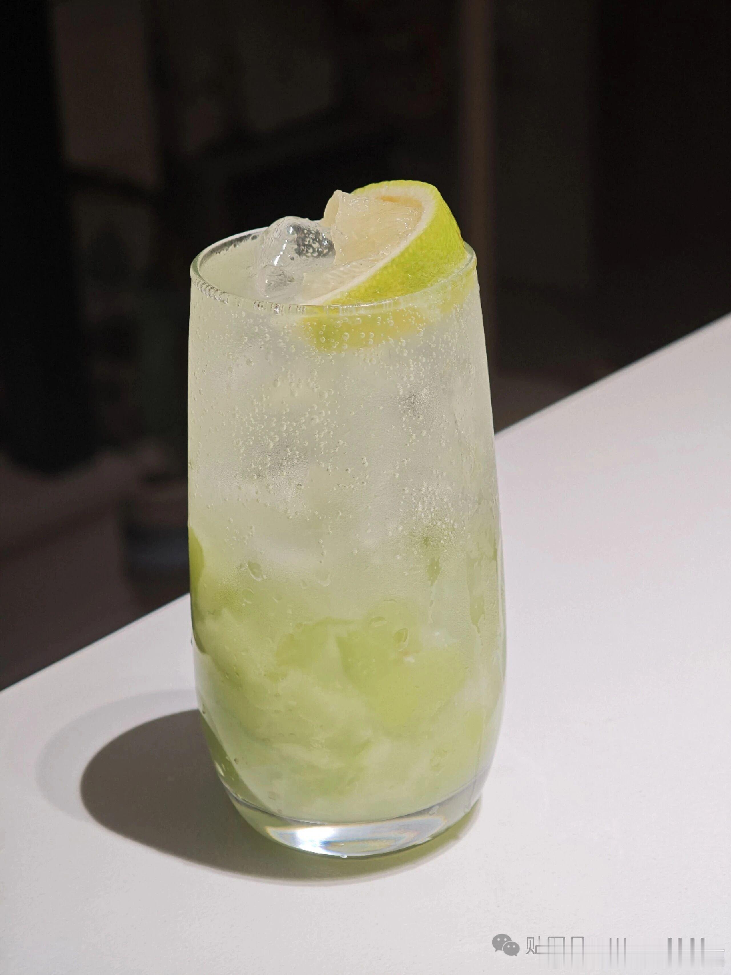 生活手记晚风轻轻，小酒浅酌，不必贪杯求醉，只为添几分轻松。抛开白日里琐碎的忙碌，