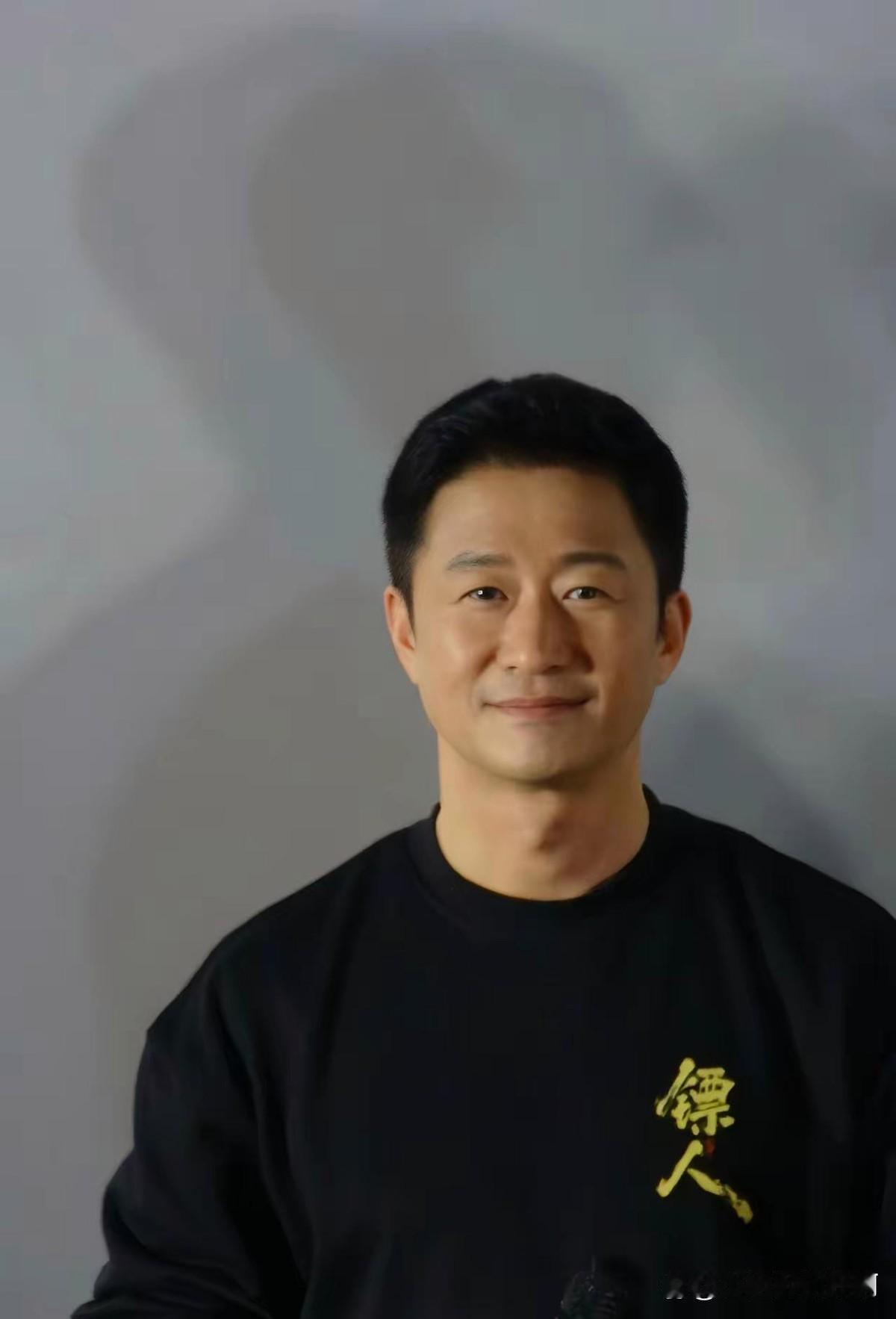 吴京还在拍武侠片。
朋友圈里，他晒肌肉、晒训练、晒那些老派的热血。市场报告说武侠