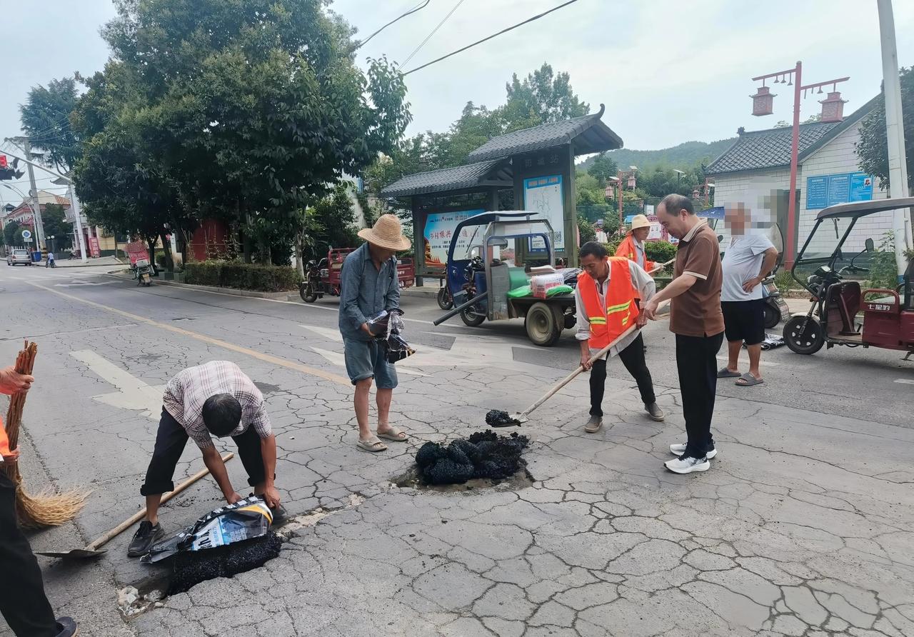 🛣️ 你见过用"一碗粥"换来的平坦大道吗？

老乡们，咱们西峡阳城最近发生了一