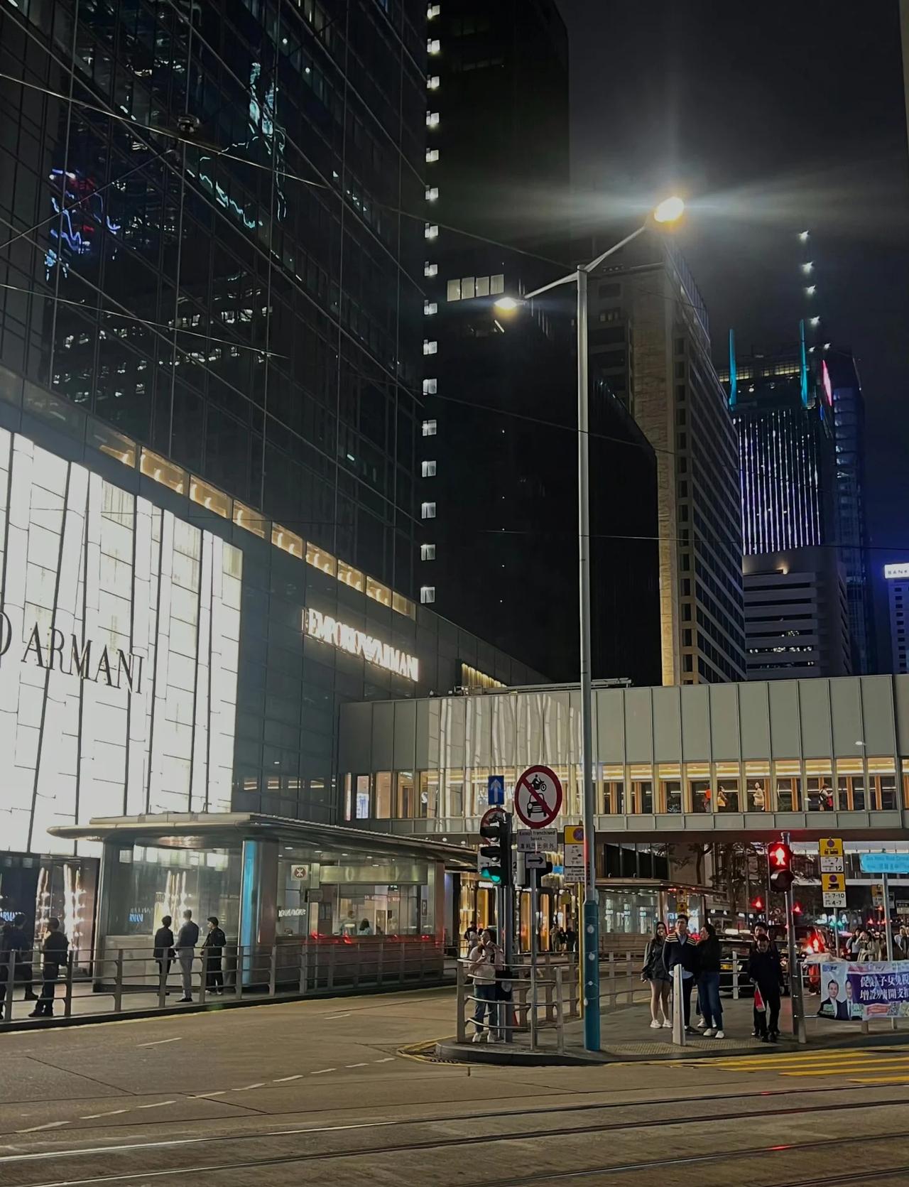香港越来越内地化了。在香港待了这么久，越来越强烈的一个感受：香港真的在变得内地化